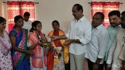 జగిత్యాల: ఉత్తమ ఫలితాలు సాధించిన బీర్పూర్ ప్రభుత్వ పాఠశాల విద్యార్థులను అభినందించి శుభాకాంక్షలు తెలిపిన జగిత్యాల శాసనసభ్యులు.