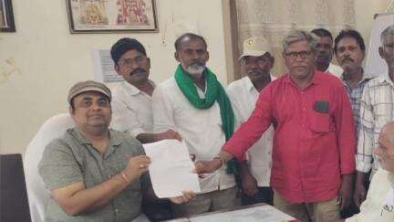 ఎమ్మిగనూరు: ఎమ్మిగనూరులో ఎల్ ఎల్ సి కాలువకు త్రాగునీటిని విడుదల చేయాలి అని ఎమ్మార్వోకు వినతిపత్రం అందించిన సాగునీటి కమిటీ నాయకులు..