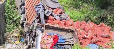 মাদারিহাট: চেকপোস্টে ভয়াবহ দুর্ঘটনা, নয়ন জলে উলটে পড়ল আলু বোঝাই লরি ,গুরুতর আহত চালক ও সহকর্মী