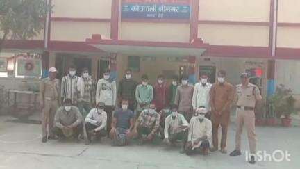 पौड़ी: मालवाहक छोटा हाथी में सवारियों का परिवहन करने पर पुलिस ने वाहन किया सीज, सवार लोगों के भी किए चालान