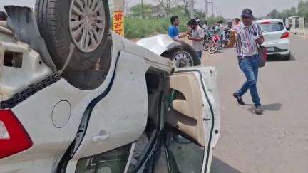 हिसार: हिसार-सिरसा हाईवे पर ढंडूर पुल के पास स्विफ्ट डिजायर ने बाइक और इनोवा को टक्कर मारी, बड़ा हादसा टला