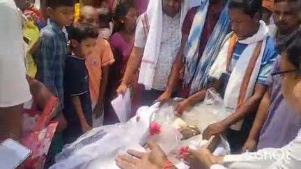 मनोहरपुर: अहलाद नंदन महतो का पार्थिव शरीर एक महीने 6 दिन बाद पैतृक गांव तरतरा पहुंचा, ईरान के चारक बंदरगाह में हुई थी मौत