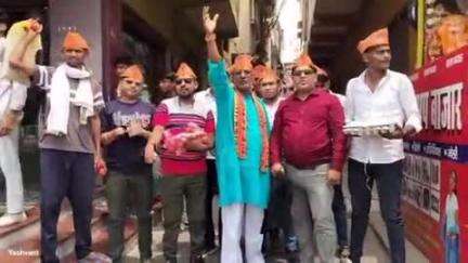 मऊ: आजमगढ़ मोड़ पर हिन्दू जागरण समिति ने राकेश टिकैत के खिलाफ प्रदर्शन किया, अंडा, टमाटर और काले झंडे से करेंगे स्वागत