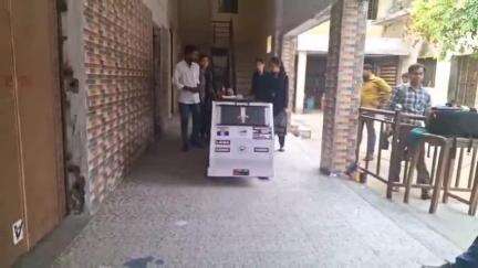 बरेली: इस्लामिया गर्ल्स इंटर कॉलेज की छात्राओं और गोपाल ने मिलकर बनाई पानी से चलने वाली ट्रेन