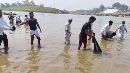 बरमान घाट पर मणिनागेंद्र फाउंडेशन के द्वारा साफ स्वच्छता अभियान चलाया गया सभी नर्मदा भक्तों के द्वारा शनिवार को