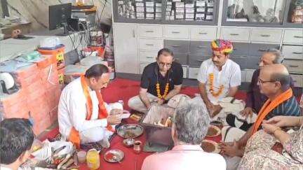 ગાંધીધામ: વિશ્વ યજ્ઞ દિવસે આજે કર્તવ્ય ટીમ ગાંધીધામ દ્વારા ગુરુદ્વારા વિસ્તારમાં સામૂહિક યજ્ઞ કરવામાં આવ્યો