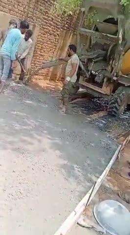 ग्राम पंचायत पिपरो के ग्राम बनियानी मैं फ्लोरी द्वारा कराई जा रही है सीसी रोड निर्माण मजदूरों का छीना जा रहा है हक