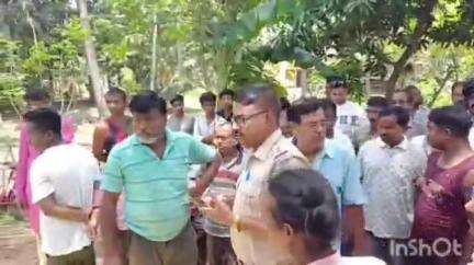 গাইঘাটা: গাইঘাটার সুটিয়া গোবরডাঙ্গা রাস্তার বলদেঘাটাতে রাস্তা অবরোধ বরুণ বিশ্বাসের প্রতিবাদী মঞ্চের