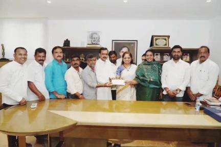 జగిత్యాల: జగిత్యాల నవదుర్గ ఆలయా అభివృద్ధి పనుల  కోసం  కోటి రూపాయలు నిధుల మంజూరు పత్రాన్ని అందజేసిన ఎమ్మెల్సీ కవిత