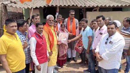 टाटीझरिया: सदारो में विवाह के अवसर पर 2 लड़कियों को सांसद मनीष जायसवाल ने लहंगा किया भेंट, शादी की दी बधाई