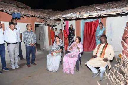 रामानुजनगर: पीड़ित परिवार के घर जाकर मंत्री ने की मुलाकात, प्रदेश के गृह मंत्री विजय शर्मा से मोबाइल पर की चर्चा