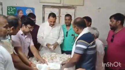 রতুয়া ২: শ্রীপুর এলাকায় তৃণমূল নেতৃত্বের তরফে জগন্নাথ দেবের ভোগ তুলে দেওয়ার কর্মসূচি গ্রহণ করা হলো।
