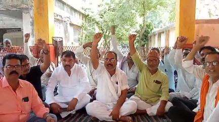 बांसडीह: रजिस्ट्री ऑफिस में फ्रंट ऑफिस खोलने के विरोध में लेखक संघ के लोगों ने बांसडीह तहसील परिसर में किया प्रदर्शन
