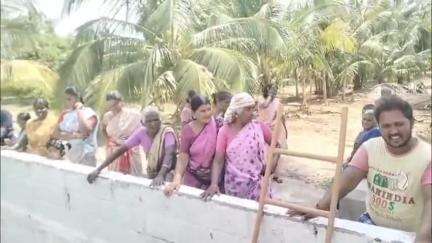 குஜிலியம்பாறை: கூம்பூர் பாறைப்பட்டியில் கிணற்றுக்குள் விழுந்த பசுமாட்டை மீட்டு ஒப்படைத்த குஜிலியம்பாறை தீயணைப்பு படையினர்