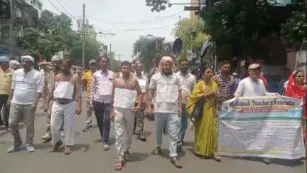 কলকাতা: আজ কলকাতার রাজপথে দাঁড়িয়ে নবান্ন অভিযান বা কালীঘাট অভিযানের হুঁশিয়ারি দিলেন মাদ্রাসার শিক্ষক এবং শিক্ষা কর্মীবৃন্দরা