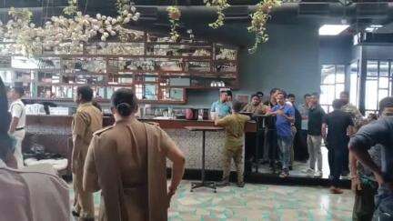 কলকাতা: মুখ্যমন্ত্রীর নির্দেশের পরই ২৪ নং পার্ক স্ট্রিট এর ম্যাগমা হাউসের রুফ টপ ক্যাফে ভাঙার কাজ শুরু করল কলকাতা পুরসভা