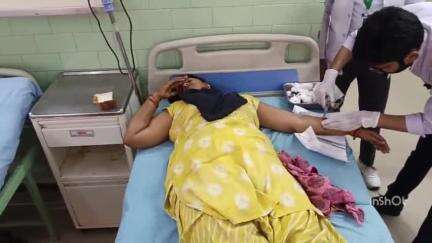 बरेली: कैंट थाना क्षेत्र के लाल फाटक पर जंगली कुत्ते ने महिला पर किया हमला, जिला अस्पताल में कराया भर्ती