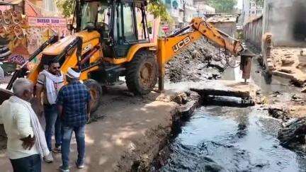 होशंगाबाद नगर: नर्मदापुरम: बारिश से पहले कलेक्टर के निर्देश पर नगरपालिका ने JCB से नालों के अतिक्रमण हटाए