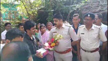 কেতুগ্রাম ২: মাধ্যমিকে রাজ্যে চতুর্থ স্থান অর্জন করা কেতুগ্রামের ছাত্র মহম্মদ সেলিমকে সম্বর্ধনা দেওয়া হল, উপস্থিত MLA ও IC