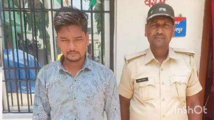 शंकरपुर: शंकरपुर थाना पुलिस ने डीएसपी टोला में छापेमारी कर शराब पीने के जुर्म में मोहम्मद साहेब को गिरफ्तार किया