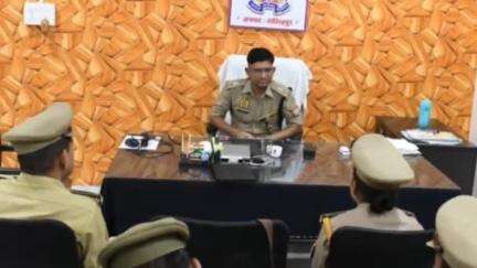 महरौनी: पुलिस अधीक्षक ने महरौनी सर्किल के थानों का अर्दली रूम किया निरीक्षण, अपराध पर अंकुश हेतु दिए दिशा निर्देश