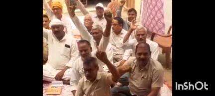 बलिया: रजिस्ट्री कार्यालय में फ्रंट ऑफिस खोलने के प्रस्ताव का विरोध करते हुए दस्तावेज लेखकों का धरना शुरू #jansamasya