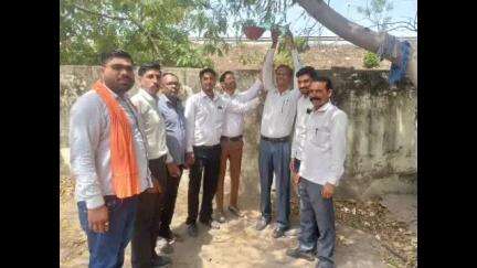 गंगरार: अभिभाषक संस्थान ने न्यायालय परिसर गंगरार में अध्यक्ष के नेतृत्व में पक्षियों के लिए परिंडे बांधे