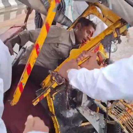 डोमचांच: मसमोहना-महेशपुर मार्ग पर मासमोहना पुल के पास सवारी वाहन और टेंपो की टक्कर, टेंपो चालक घायल