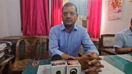 मऊ: बिना लाइसेंस ताड़ी बेचने वालों पर आबकारी विभाग हुआ सख्त, जिला कलेक्ट्रेट में आबकारी अधिकारी ने दी जानकारी