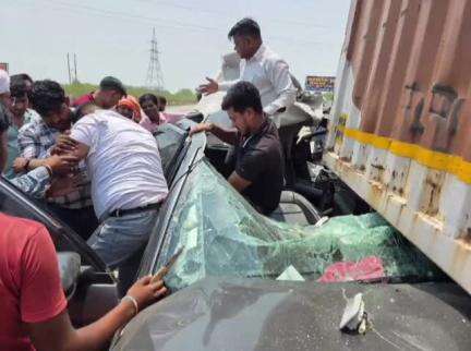 पिंड्रा: फूलपुर में बाइक चालक को बचाने के चक्कर में तेज रफ्तार कार की ट्रक से हुई टक्कर, कार चालक सहित 3 लोग हुए घायल