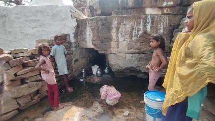 कैलारस: ग्राम ठाठीपुरा व नयागांव के ग्रामीण पेयजल की समस्या से परेशान, पहाड़ों के झरनों से पानी भरने को हैं मजबूर #jansamasya