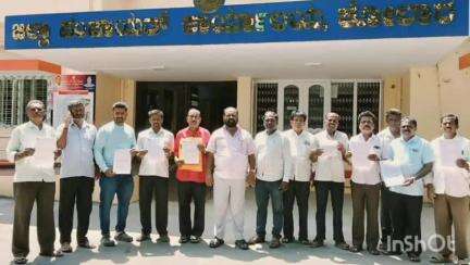 ಕೋಲಾರ: ಮೇ.20ರ ಕಾರ್ಮಿಕರ ಮುಷ್ಕರಕ್ಕೆ ಬೆಂಬಲಿಸಲು ಗ್ರಾಪಂ ನೌಕರರಿಂದ ನಗರದಲ್ಲಿ ಜಿಪಂಗೆ ಮನವಿ