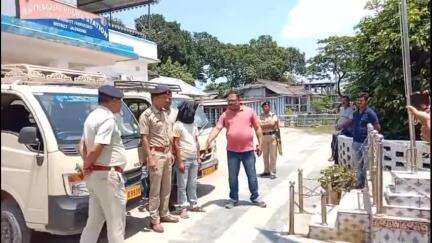 ময়নাগুড়ি: দুটি পৃথক জায়গা থেকে চুরি যাওয়া দুটি চার চাকা গাড়ি উদ্ধার সহ এক ব্যক্তিকে গ্রেফতার করল ময়নাগুড়ি থানার পুলিশ