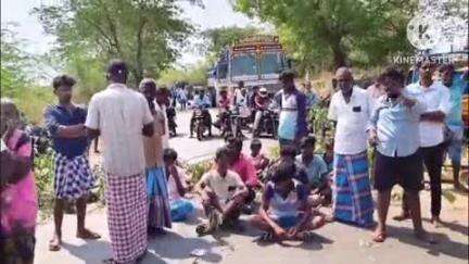 குளித்தலை: கீழ வெளியூரில் சாலை அமைத்து தர காலதாமதம் ஆவதை கண்டித்து பொதுமக்கள் சாலை மறியல் போராட்டம்