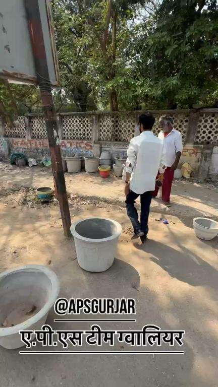 अब गौमाता प्यास से नहीं मरेगी 
बताओ कहाँ आना है टंकी रखने 🙏🏻

Respect Girls help poor help animals 

#apsgurjar