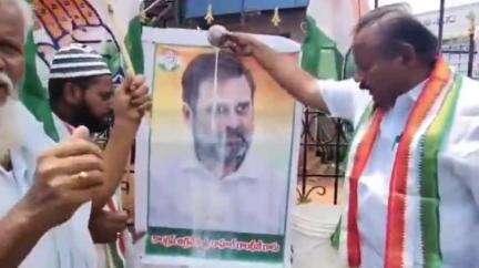 ఎమ్మిగనూరు: కేంద్రం నిర్ణయాన్ని స్వాగతిస్తున్నామంటూ ఎమ్మిగనూరులో రాహుల్ గాంధీ చిత్రపటానికి పాలాభిషేకం చేసిన కాంగ్రెస్‌ నేతలు