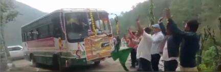 चौपाल: एसडीएम ने हरी झंडी दिखाकर चौपाल से टेलर के लिए एचआरटीसी बस को किया रवाना, क्षेत्र के लोगों में खुशी की लहर
