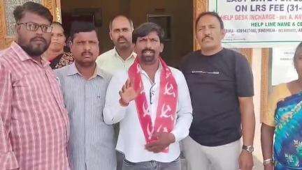 కామారెడ్డి: దేశవ్యాప్త సమ్మె నోటీసుని‌ మున్సిపల్ కమిషనర్‌కి అందజేసిన కార్మికులు