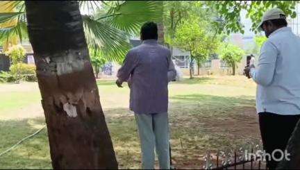 మున్సిపల్‌ కార్యాలయం ఆవరణలో ఓ వ్యక్తిపై నగరంలో ఫైనాన్స్ ఎగ్జిక్యూటివ్ల వేధింపులు