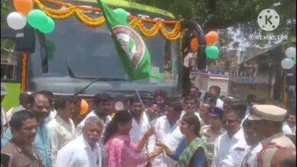 తొర్రూర్: తొర్రూర్ డిపో నుంచి హైదరాబాద్‌కు రాజధాని ఏసీ బస్సులను ప్రారంభించిన ఎమ్మెల్యే యశస్విని ఝాన్సీ రెడ్డి