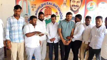 సిరిసిల్ల: ముస్తాబాద్ లోని వివిధ గ్రామాల సీఎం సహాయ నిధి లబ్ధిదారులకు 9 లక్షల చెక్కుల పంపిణీ చేసిన మండల అధ్యక్షుడు ఏళ్ల బాల్ రెడ్డి