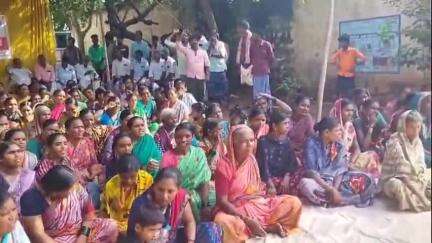 ಕೊಪ್ಪಳ: ಕುಣಿಕೇರಿ ಕೆರೆ ರಕ್ಷಣೆಗಾಗಿ ಹಾಗೂ ಉದ್ಯೋಗ ಖಾತ್ರಿ ಕೆಲಸಕ್ಕಾಗಿ  ಅನಿರ್ಧಿಷ್ಠಾವಧಿ ಧರಣಿ ಸತ್ಯಾಗ್ರಹ ಕುಣಿಕೇರಿ ಗ್ರಾಮದಲ್ಲಿ ನಡೆಯಿತು