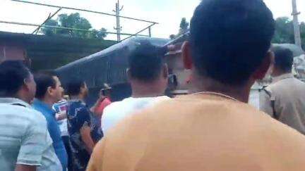 সোণাৰি: চৰাইপুং টি ফেক্টৰীৰ সন্মুখত নামতোলা আৰক্ষীয়ে অভিযান চলাই জব্দ কৰে এখন বলেৰো বাহন সহ চোৰাং চাহপাতৰ বেগ