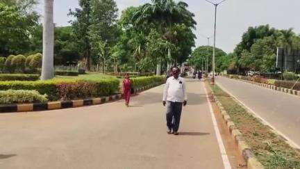 ಚಾಮರಾಜನಗರ: ಹುಸಿ ಬಾಬ್ ಬೆದರಿಕೆ - ಜಿಲ್ಲಾಧಿಕಾರಿಗಳ ಕಚೇರಿಗೆ ಆತಂಕದಲ್ಲಿ ತೆರಳುತ್ತಿರುವ ಜನ