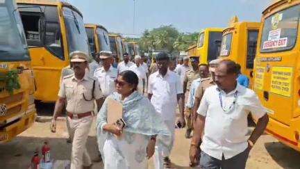 ஸ்ரீபெரும்புதூர்: வடமங்கலம் தனியார் கல்லூரி மைதானத்தில் தனியார் பள்ளிகளின் வாகனங்களை வருவாய் கோட்டாட்சியர் ஆய்வு செய்தார்