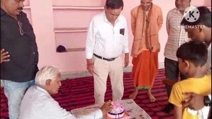 खानपुर: खानपुर कस्बे के चतुर्भुज नाथ मंदिर में माली समाज ने पूर्व मुख्यमंत्री अशोक गहलोत का जन्मदिवस मनाया