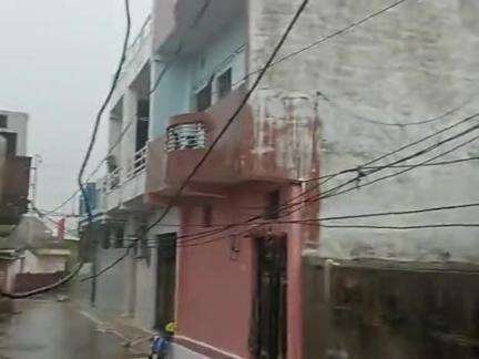 kailwara fatak gaytri nagar me gira tej hawa ke sath hui barish