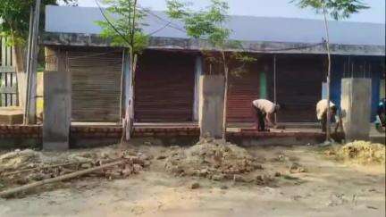 ধর্মনগর: অর্ধেন্দু ভট্টাচার্য্য স্মৃতি ভবন প্রাঙ্গণের কাজ পরিদর্শনে মহকুমাশাসক সজল দেবনাথ সহ অন্যান্যরা