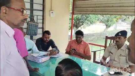 सुगौली: थाना परिसर में लगे जनता दरबार में सुनवाई के दौरान तीन में दो मामले का हुआ निष्पादन