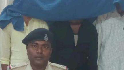 अगिआंव: अजीमाबाद पुलिस ने वाहन चेकिंग के दौरान एक देसी कट्टा और एक बाइक के साथ तीन अभियुक्तों को किया गिरफ्तार